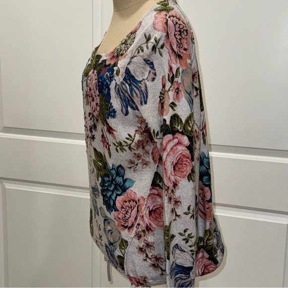 Angel of the North Winter Bouquet Sweater - Picture 11 of 13